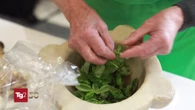 Genova, i campionati mondiali di pesto li vince una signora di 85 anni