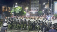 Serbia, scontri con la polizia antisommossa a Belgrado dopo la grande manifestazione antigovernativa