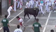 Caos a Pamplona, un toro rimane isolato in mezzo alla folla e carica i corridori. Video