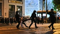 A Parigi scontri con la Gendarmerie agli Champs-Élysées, più di 100 arresti