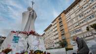 Papa Francesco, i medici sciolgono la prognosi: “Continua a migliorare ma resta in ospedale”