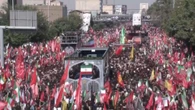 Teheran, folla oceanica per l'addio a Khamenei: il feretro attraversa la città