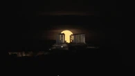 La luna piena "blu" di maggio sopra il tempio di Poseidone in Grecia