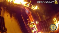 Usa, poliziotto salva una donna e due bambini dalle fiamme: le immagini della bodycam