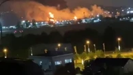 La colonna di fuoco vista dall'alto irradia il cielo notturno: attacchi di droni a Sochi