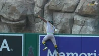 Baseball, la presa impossibile della star degli Oakland: il salto sulla recinzione è pazzesco