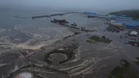Kamchatka, le onde dello tsunami sommergono la città costiera dopo il terremoto: il video dal drone