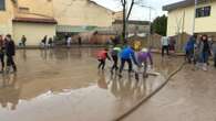 Oratorio Sesto Fiorentino, in tanti a spalare fango: "Viene spontaneo aiutare"