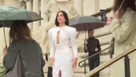 Dua Lipa riceve la cittadinanza del Kosovo. La presidente Osmani: "Bentornata a casa"