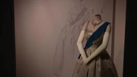Elisabetta II icona di stile: a Londra la mostra che racconta la regina attraverso i suoi abiti
