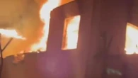 Edificio in fiamme dopo l'attacco di droni a Belitskoe nel Donetsk: video