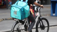 Caporalato su migliaia di rider, controllo giudiziario anche per Deliveroo