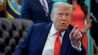 Trump: "Niente più soldi a Kiev, Zelensky è un venditore. L'incontro con Putin? Dipende da loro"