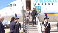 L'arrivo di Zelensky a Roma: il presidente ucraino è mano nella mano con la moglie 