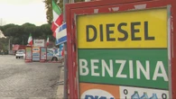 Carburanti, primi segnali di calo ma resta l'allarme per forniture e trasporti