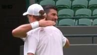 Sinner e Djokovic, sorrisi e abbracci dopo l'allenamento sull'erba di Wimbledon