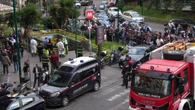 Il giallo della fuga dei rapinatori a Napoli, verifiche intorno alla vetrata della banca 