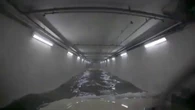 Incubo nel parcheggio allagato: automobilista fugge mentre l'acqua sale
