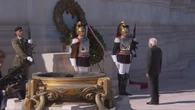 Mattarella rende omaggio al Milite Ignoto all'Altare della Patria, in cielo volano le Frecce