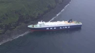 Nave cargo finisce sugli scogli di un'isola vicino a Tokyo: le immagini