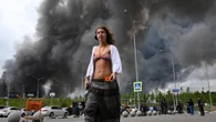 Il cielo nero di Mosca dopo l'attacco di 200 droni ucraini: in fiamme una grande raffineria