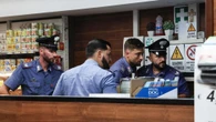 Sale sul parabrezza dell'auto per fermare un truffatore che lo investe. Ora è grave