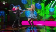 Ballando, il Jive boogie scatenato di Fognini nello scenario di Alice delle meraviglie