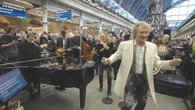Rod Stewart sorprende i pendolari con un concerto in una stazione di Londra