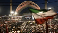Terzo giorno di funerali per Ali Khamenei, folla immensa al corteo funebre per le vie di Teheran