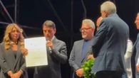 Sal Da Vinci riceve la laurea honoris causa e si commuove: "Questo premio appartiene a mio padre"