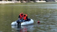 Cianobatteri nel lago siciliano: i prelievi Arpa nell'acqua per il campionamento