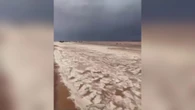 Arabia Saudita, grandinata eccezionale vicino a Medina: un fiume di ghiaccio scorre nel deserto