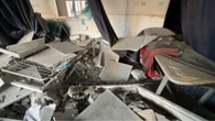 Missili israeliani sull'ultimo ospedale di Gaza, distrutto il pronto soccorso, morto un bimbo