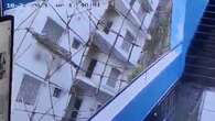 Un edificio di sette piani crolla nel sud dell’India, il momento del disastro ripreso in un video