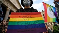Bologna, pugni e insulti sul bus: "Hai la barba e lo smalto"