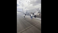 Aereo prende fuoco in pista a Denver: i passeggeri utilizzano gli scivoli di emergenza
