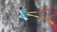 Cina, i turisti si trasformano in "fate volanti" davanti a una cascata nel Sichuan