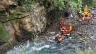 Ponte Lambro, finisce nel fiume e rimane oltre un'ora e mezza in acqua: morto 19enne