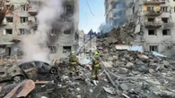 Palazzo sgretolato in macerie ancora fumanti: l'attacco russo su Kiev, diversi morti