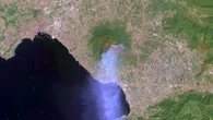 Fiamme sul Vesuvio, tre i fronti ancora attivi: i vigili del fuoco intensificano l’intervento