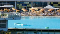 Ragazzina risucchiata da bocchettone in piscina, è gravissima