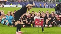 Norvegia ai sedicesimi: i giocatori festeggiano con la “vogata vichinga” in campo