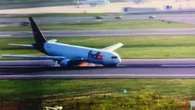 Il carrello anteriore dell’aereo non si apre, il pilota riesce ad atterrare comunque. Nessun ferito