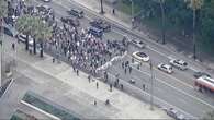 Manifestazione a Los Angeles contro gli ordini esecutivi di Trump