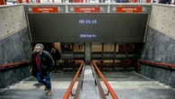 Molestate in metro da gruppo di ragazzi, vigilante interviene ed estrae la pistola: sospeso da Atm