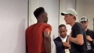 L'arrivo di Sinner al Roland Garros: risate e abbracci con Gael Monfils