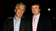 Caso Epstein, spunta la lettera oscena di Trump. Lui querela e chiede la desecretazione
