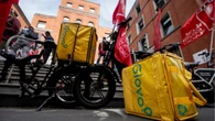 Rider nell'afa, "più soldi a chi lavora col caldo": la proposta di Glovo apre la polemica