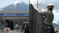 Giappone, troppi turisti: una barriera anti-foto da oggi nasconde la vista del Monte Fuji