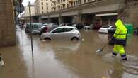 Auto sommerse a Savona al centro della città si spala via l'acqua dopo le forti piogge: video 